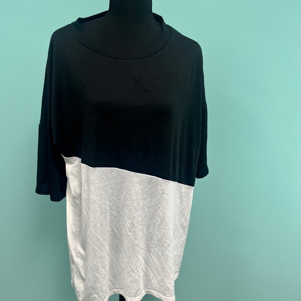 Basico black/white top size XL.